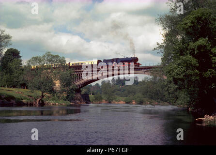 Severn Valley Railway. No.600 Gordon crosses Victoria Bridge en route for Bewdly with an imaculate rake of chocolate and cream coaches. 04.06.1977. Stock Photo