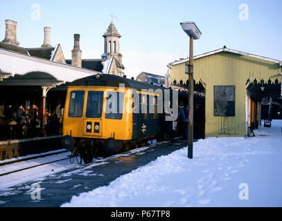 Stamford. The 09:41 ex Norwich failed in the snow between Norwich and Peterborough. Relief D.M.U. for Leicester from Peterborough. 14.12.1981. Stock Photo