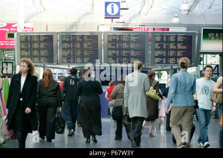 The busy concourse of Manchester Piccadilly station. May 2005 Stock Photo