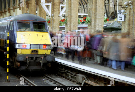 The Class 82/2 DVT at the Kings Cross buffers marks the arrival of a GNER service from the north as passengers hurry past on the busy platform. Stock Photo