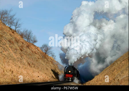 The cutting west of Liudigou Station on the Jing Peng section of the Ji-Tong Railway Inner Mongolia is a superb location for east bound freights climb Stock Photo