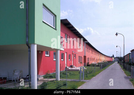 Terrace houses in Vienna (Pilotengasse housing Estate built in 1992). The design offer intensified living space, they organise themselves and their su Stock Photo