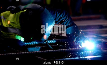 "Welder, Terminal 5, Heathrow Airport Construction, London, UK" Stock Photo