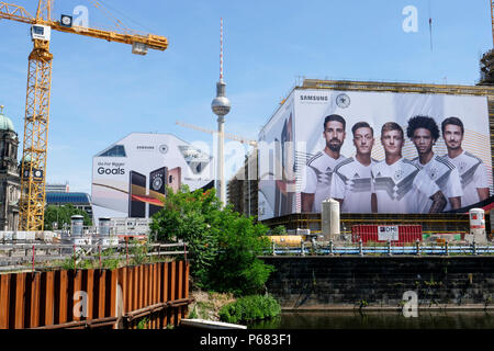 GERMANY, Samsung advertisement with german soccer team during Fifa world championship 2018 in Russia at construction site of Berlin castle, only advertising no soccer performance / Deutschland, Berlin, ausser Werbung nichts gewesen, Samsung Werbung mit der deutschen Nationalelf zur FIFA WM Russland 2018 Stock Photo