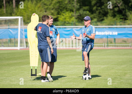 Gelendzhik, Russia. 28th June, 2018. World Cup, Sweden training: Coach Janne Andersson (r) in conversation with his assistnants Peter Wettergren (c) and Victor Lindeloef during a training session by the Sweden team. Credit: Maximilian Haupt/dpa/Alamy Live News Stock Photo