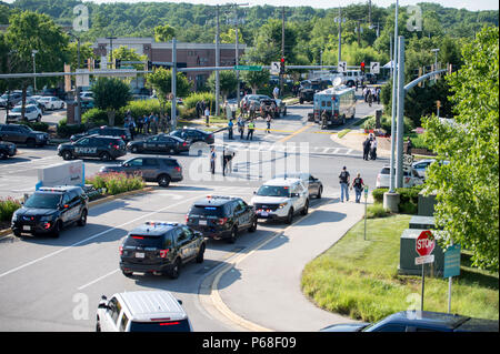 Annapolis, Maryland, USA. 28th June, 2018. Police work the scene of a shooting at the Capital Gazette newspaper building on Thursday. At least five people were killed and several others injured. The suspected shooter was arrested at the scene. Credit: Michael Jordan/ZUMA Wire/Alamy Live News Stock Photo
