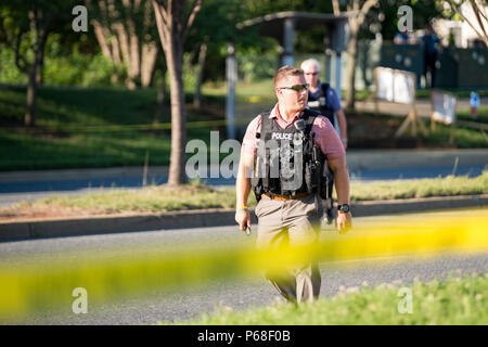 Annapolis, Maryland, USA. 28th June, 2018. Police work the scene of a shooting at the Capital Gazette newspaper building on Thursday. At least five people were killed and several others injured. The suspected shooter was arrested at the scene. Credit: Michael Jordan/ZUMA Wire/Alamy Live News Stock Photo