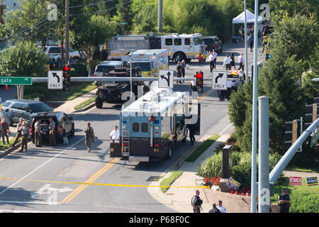 Annapolis, Maryland, USA. 28th June, 2018. Police and Fire officials work the scene of an active shooter incident in front 888 Bestgate Road. This building is home to the Capital Gazette newspaper, a Baltimore Sun affiliate. Credit: Michael Jordan/ZUMA Wire/Alamy Live News Stock Photo