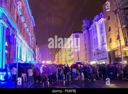 Belgrade, Serbia. 28th June, 2018. Hundreds of people wait to enter the newly-reconstructed building of the National Museum in Belgrade, Serbia, on June 28, 2018. The building at the Republic Square in Belgrade on Thursday reopened its doors for visitors for the first time after it was closed in 2003 for reconstruction. Credit: Nemanja Cabric/Xinhua/Alamy Live News Stock Photo