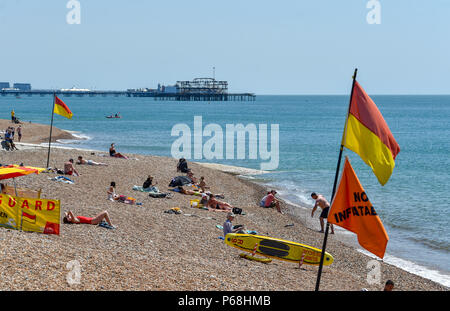 Hove Brighton UK 29th June 2018 - Sunbathers enjoy the beautiful hot sunshine on  Hove beach as the heatwave continues throughout Britain Credit: Simon Dack/Alamy Live News Stock Photo