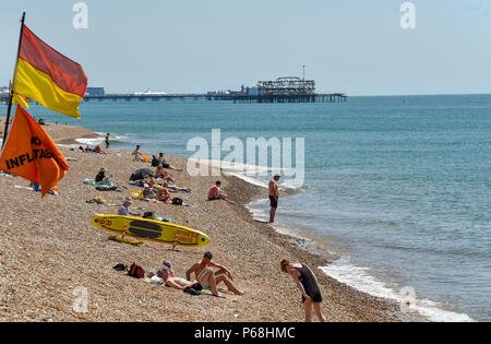 Hove Brighton UK 29th June 2018 - Sunbathers enjoy the beautiful hot sunshine on  Hove beach as the heatwave continues throughout Britain Credit: Simon Dack/Alamy Live News Stock Photo