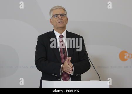 Mainz, Germany. 29th June 2018. Thomas Bellut, the director general (Intendant) of the ZDF, addresses the press conference. The Television Board of the German public-service television broadcaster ZDF (Zweites Deutsches Fernsehen) met for their 9. meeting of its XV. term of office in Mainz. The chairwoman of the Television Board Marlehn Thieme was re-elected to her position in the scheduled midterm election of the 3 seats of the presidium. Credit: Michael Debets/Alamy Live News Stock Photo