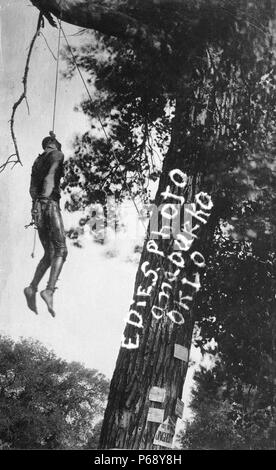 Photograph of the Lynching of Bennie Simmons, soaked in coal oil before being set on fire. Anadarko, Oklahoma. Dated 1913 Stock Photo