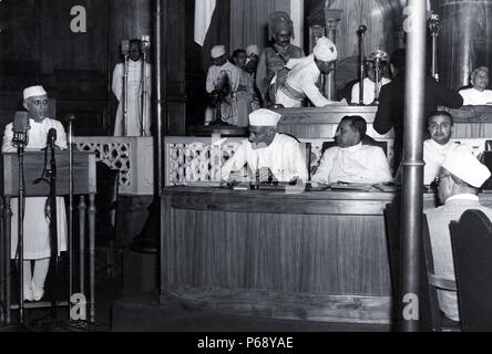 Photograph of Jawaharlal Nehru, first Prime Minister of India, declaring Indian Independence in the Constituent Assembly, Delhi. Dated 1947 Stock Photo