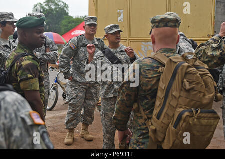 LA BLANCA, Guatemala – U.S. Army Reserve Sgt. 1st Class Luis Peña, center, 413th Civil Affairs Battalion noncommissioned officer in charge of civil affairs, speaks to U.S., Trinidad and Tobago Regiment and Guatemalan military members before a medical readiness training exercise May 23, 2016 during Exercise BEYOND THE HORIZON 2016, GUATEMALA. Peña briefed the personnel about the plan of operations for the MEDRETE before doors opened to the public. (U.S. Air Force photo by Senior Airman Dillon Davis/Released) Stock Photo