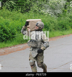 BAUMHOLDER, Germany -- Spc. Gerardo Gonzalez of the 709th Military Police Battalion, 18th MP Brigade, the '2016 Best Soldier Warrior,' hauls water during the 'stress shoot' conducted May 23 as part of the 21st Theater Sustainment Command Best Warrior Competition held at Smith Barracks. The Ponce, Puerto Rico native, triumphed over three other Soldiers from across the command. Gonzalez and candidates across the region will compete for top honors during the European Best Warrior Competition slated for Aug. 7-11 in Grafenwoehr. (U.S. Army Photo by Staff Sgt. Betty Boomer, 21st TSC Public Affairs) Stock Photo