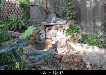 Giardino Zen Fai Da Te.A Do It Yourself Disappearing Fountain And Zen Garden Provides For A Backyard Oasis Of Peace And Serenity In A Home Near Austin Tx Stock Photo Alamy