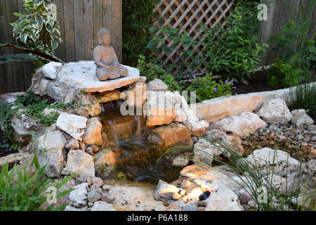 Giardino Zen Fai Da Te.A Do It Yourself Disappearing Fountain And Zen Garden Provides For A Backyard Oasis Of Peace And Serenity In A Home Near Austin Tx Stock Photo Alamy