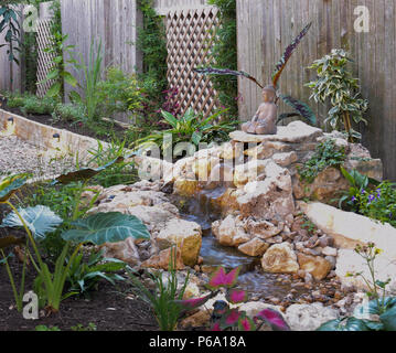 Giardino Zen Fai Da Te.A Do It Yourself Disappearing Fountain And Zen Garden Provides For A Backyard Oasis Of Peace And Serenity In A Home Near Austin Tx Stock Photo Alamy