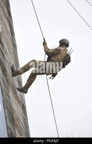 Fbi Rappelling FBI Milwaukee SWAT team is a tactical law enforcement unit specializing ...