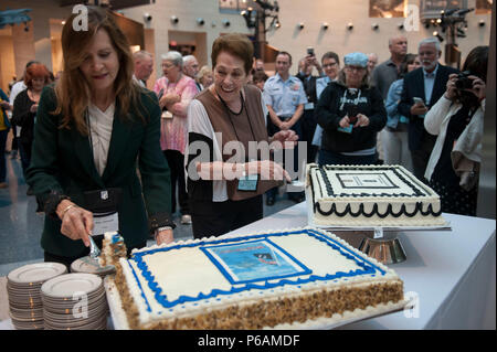 The wife of the Director of the Defense POW/MIA Accounting Agency, Nancy McKeague, left, and the Chairman and CEO of the National League of POW/MIA Families, Ann Mills-Griffiths, participate in a cake cutting ceremony during the league's visit to the National Museum of the Marine Corps in Triangle, Virginia, June 22, 2018. The league's purpose is to obtain the release of all prisoners, the fullest possible accounting of the missing and the repatriation of all recoverable remains of those who died serving the nation during the Vietnam War. (U.S. Marine Corps photo by Sgt. Lauren Gramley) Stock Photo