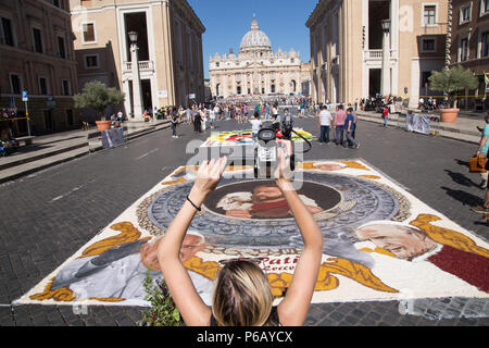 Rome, Italy. 29th June, 2018. On the occasion of the Feast of Saints Peter and Paul, patrons of Rome, returns the traditional event organized by the Pro Loco of Rome along Via della Conciliazione and in Piazza Pio XII. Credit: Matteo Nardone/Pacific Press/Alamy Live News Stock Photo
