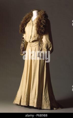 Tailored Dress from 1905 with Feather Boa. Museum: Museu del Textil y de la indumentaria. Stock Photo