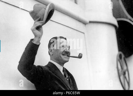 W.SOMERSET MAUGHAM (1874-1965) English novelist and playwright arriving in New York in 1934 Stock Photo