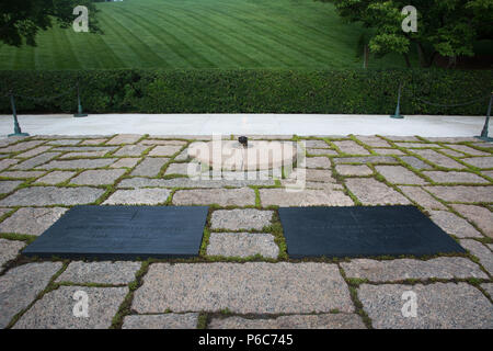 The graves of President John F. Kennedy and Jacqueline Kennedy Onassis, Arlington National Cemetery, Arlington, Virginia, USA Stock Photo