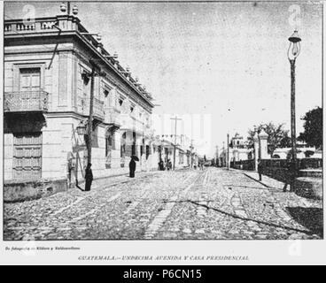 Español: Casa presidencial de José María Reyna Barrios; construida durante el gobierno del general Rafael Carrera frente al 'Teatro Carrera'. Al fondo, la iglesia de La Merced. Revista Guatemala Ilustrada, 1892. 1893 51 GuatemalaIlustrada1892 19 Stock Photo