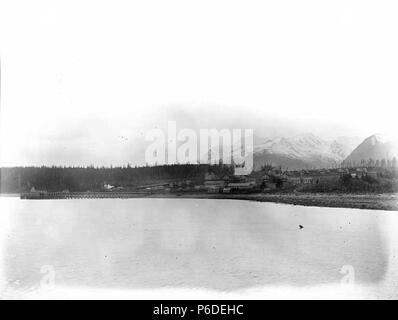 . English: Fort William H. Seward seen from the water, Alaska, 1905 . English: Text from Kiehl log: Fort Wm. H. Seward, Alaska, 1905 Album 3.65 Subjects (LCTGM): United States. Army--Facilities--Alaska--Haines Subjects (LCSH): Port Chilkoot (Haines, Alaska); Military bases--Alaska--Haines Concepts: War and the military  . 1905 43 Fort William H Seward seen from the water, Alaska, 1905 (KIEHL 332) Stock Photo