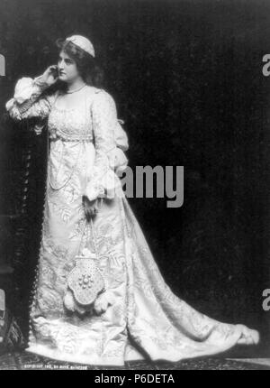 Actress Maxine Elliott, dressed for the role of Portia.. 1901 63 Maxine Elliott 5 Stock Photo