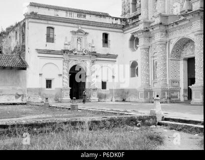 Español: Iglesia de La Merced en Antigua Guatemala en 1913. Colección Yas Noriega. 1913 60 LamercedantiguaYasNoriega1913 03 Stock Photo