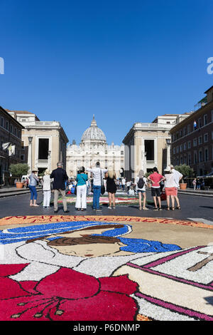 Rome, Italy. 29th June, 2018. On the occasion of the feast of St. Peter and St. Paul, the two patron saints of Rome, returns the historic Infiorata, a spectacular carpet of flowers that leads down Via della Conciliazione and towards the River Tiber. Rome, Italy, Europe, European Union, EU. Credit: Glenstar/Alamy Live News Stock Photo