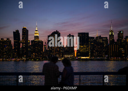 New York, USA. 29th June, 2018. People enjoy Manhattan skyline in New York, the United States, June 29, 2018. Credit: Li Muzi/Xinhua/Alamy Live News Stock Photo