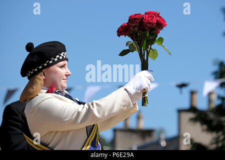 Galashiels, Scotland, UK, June 30:    Braw Lads' Day 2018 (Braw Lads Gathering) Braw Lass  Kimberley O'May at the Old Town Cross as part of the Mixing of the Roses Ceremony, during the Braw Lads Gathering annual festival, part of the Scottish Common Riding season, on June 30, 2018 in Galashiels, Credit: Rob Gray/Alamy Live News Stock Photo