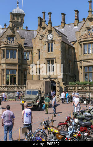 Brownlow House, Lurgan, Northern Ireland. 30 June 2018. UK weather - a summer 'classic' as the Castle Classic Club holds its annual vintage rally. Whilst cooler than the last few days due to an increased breeze Northern Ireland remains in a heatwave but the great weather enables visitors to see some classic vehicles at their best. Credit: David Hunter/Alamy Live News. Stock Photo