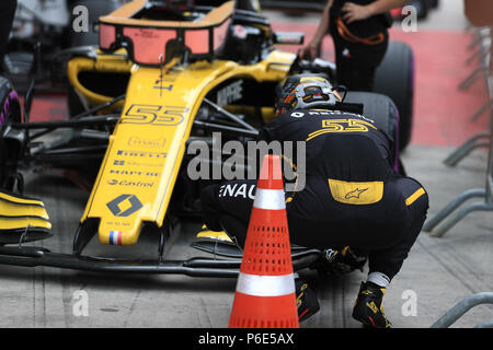 Red Bull Ring, Spielberg, Austria. 30th June, 2018. Austrian Formula One Grand Prix, Saturday qualifying; Renault Sport F1 Team, Carlos Sainz checks his front wing after qualifying sessions Credit: Action Plus Sports/Alamy Live News Stock Photo