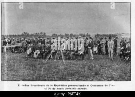 Español: Presidente Manuel Estrada Cabrera observando ejercicios militares el 30 de junio de 1899. 1 July 1899 42 EstradaCabreraEjerciciosMilitares Stock Photo