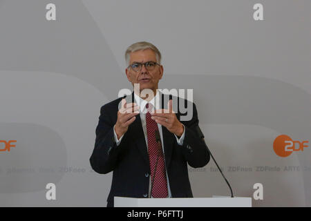 Mainz, Germany. 29th June, 2018. Thomas Bellut, the director general (Intendant) of the ZDF, addresses the press conference. The Television Board of the German public-service television broadcaster ZDF (Zweites Deutsches Fernsehen) met for their 9. meeting of its XV. term of office in Mainz. The chairwoman of the Television Board Marlehn Thieme was re-elected to her position in the scheduled midterm election of the 3 seats of the presidium. Credit: Michael Debets/Pacific Press/Alamy Live News Stock Photo