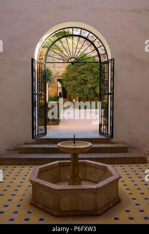 A pretty little courtyard (Patio del Cuerpo de Guardia) off the Patio del León, Alcázar, Sevilla, Andalusia, Spain Stock Photo