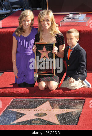 Reese Whiterspoon honored with a star on the Hollywood walk of Fame in Los Angeles.  Reese Witherspoon, daughter Ava Phillippe and son Deacon PhillippeReese Whiterspoon, daughter, son 12  Event in Hollywood Life - California, Red Carpet Event, USA, Film Industry, Celebrities, Photography, Bestof, Arts Culture and Entertainment, Topix Celebrities fashion, Best of, Hollywood Life, Event in Hollywood Life - California, movie celebrities, TV celebrities, Music celebrities, Topix, Bestof, Arts Culture and Entertainment, Photography,    inquiry tsuni@Gamma-USA.com , Credit Tsuni / USA, Honored with 