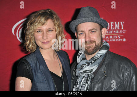 Jennifer Nettles and Kristian Bush  Sugarland  21   - Jennifer Nettles and Kristian Bush of Sugarland Photo Opportunity & Press Conference at the MGM Grand Marquee Ballroom Backstage In Las Vegas. Jennifer Nettles and Kristian Bush  Sugarland  21  Event in Hollywood Life - California, Red Carpet Event, USA, Film Industry, Celebrities, Photography, Bestof, Arts Culture and Entertainment, Topix Celebrities fashion, Best of, Hollywood Life, Event in Hollywood Life - California, Red Carpet and backstage, ,Arts Culture and Entertainment, Photography,    inquiry tsuni@Gamma-USA.com ,  Music celebrit Stock Photo