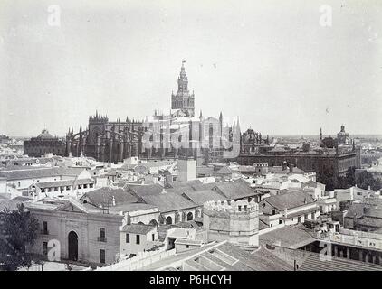 Sevilla, Panorámica con la Catedral y Giralda y la Torre de la Plata. Stock Photo