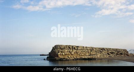 ARTE GRIEGO. ESPAÑA. ESPIGON HELENISTICO (siglos II-I a. C.). Construído poco después de la llegada de los romanos, a causa de la intensificación del tráfico comercial. Se encuentra en la playa de Sant Martí. EMPURIES. Provincia de Girona. Comarca del Alt Empordà. Cataluña. Stock Photo