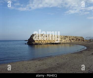 ARTE GRIEGO. ESPAÑA. ESPIGON HELENISTICO (siglos II-I a. C.). Construído poco después de la llegada de los romanos, a causa de la intensificación del tráfico comercial. Se encuentra en la playa de Sant Martí. EMPURIES. Provincia de Girona. Comarca del Alt Empordà. Cataluña. Stock Photo