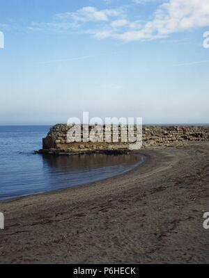 ARTE GRIEGO. ESPAÑA. ESPIGON HELENISTICO (siglos II-I a. C.). Construído poco después de la llegada de los romanos, a causa de la intensificación del tráfico comercial. Se encuentra en la playa de Sant Martí. EMPURIES. Provincia de Girona. Comarca del Alt Empordà. Cataluña. Stock Photo