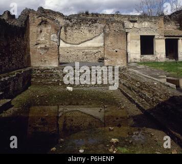 ARTE ROMANO. ITALIA. 'TERMAS DE ESTABIA'. Representan el conjunto termal más antiguo y mejor conservado de la ciudad. Construido cuando los romanos llegaron a Pompeya. Ruinas de una de las cámaras del recinto. POMPEYA. La Campania. Stock Photo