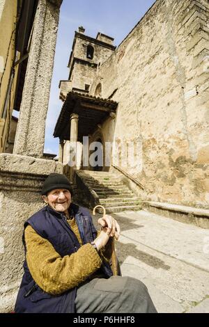 lugareños frente a la iglesia parroquial católica de San Lorenzo Mártir, siglo XVI, Garganta De La Olla, valle del Tiétar,La Vera, Cáceres, Extremadura, Spain, europa. Stock Photo