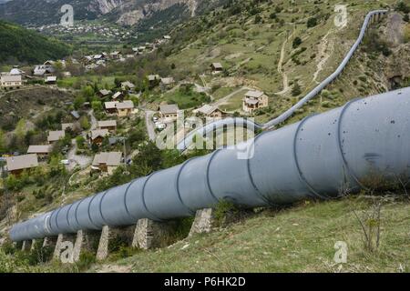 tubos de agua,Valle Des Pres, Provenza-Alpes-Costa Azul, departamento de Altos Alpes, en el distrito de Briançon. Stock Photo
